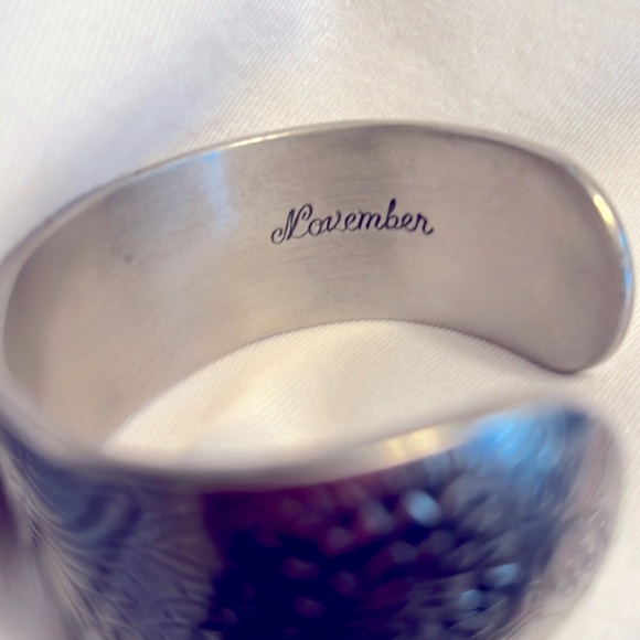 Salisbury Pewter November Flower of the Month Adjustable Bracelet! - Picture 6 of 8